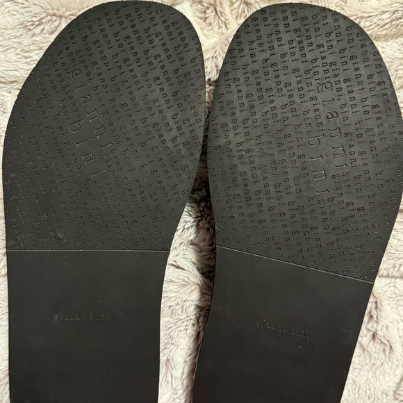 New without tags or box black Gianni Bini flip flops - Picture 4 of 5